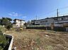 周辺：建物に囲まれた更地の敷地