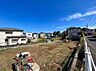 周辺：住宅地に隣接した整備中の土地と道路沿いの眺望
