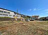 外観：建物に囲まれた広い未舗装の敷地