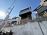 外観：道路から見た住宅外観傾斜地に建つ戸建て