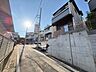 外観：前面道路から見た住宅外観高低差のある立地