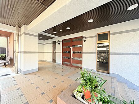 植栽のあるタイル張りのエントランス