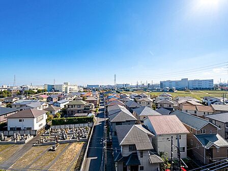 住宅街と遠方の街並みを望む眺望