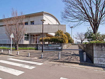 伊勢原市立石田小学校距離約700m