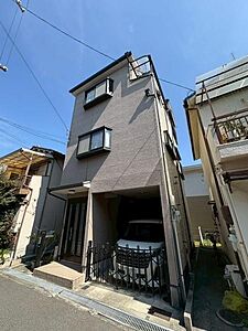 外観:平成10年築の物件です。南側からの採光が期待できる造りとなっています。閑静な住宅街に調和した外観が印象的です。 外観:平成10年築の物件です。南側からの採光が期待できる造りとなっています。閑静な住宅街に調和した外観が印象的です。