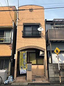 外観:建物正面。玄関が建物の壁より内側にある為雨の日も濡れずに出入りができて便利です。 外観:建物正面。玄関が建物の壁より内側にある為雨の日も濡れずに出入りができて便利です。