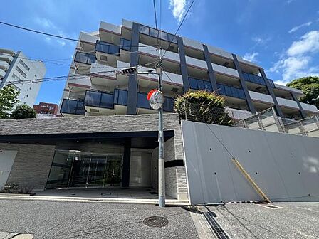 「千駄木」駅より徒歩2分の好立地。