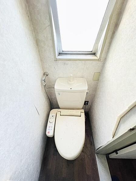 トイレになります!今では住宅設備として欠かせない定番のウォシュレット付きになります!