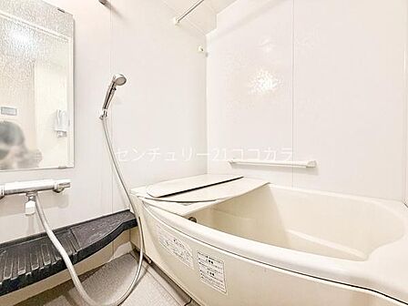 室内の写真はCGで家具を消して空室後のイメージを再現しています。お子様との入浴もしやすい清潔感のあるバスルーム。浴室乾燥機付きで梅雨の時期のお洗濯やカビ防止にも役立ちます。