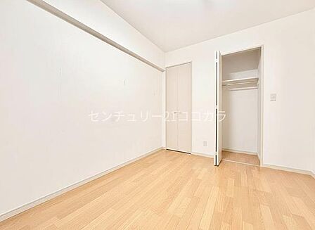 室内の写真はCGで家具を消して空室後のイメージを再現しています。6帖の洋室にはウォークインクローゼット付。お部屋をより広くスッキリと使うことができます。