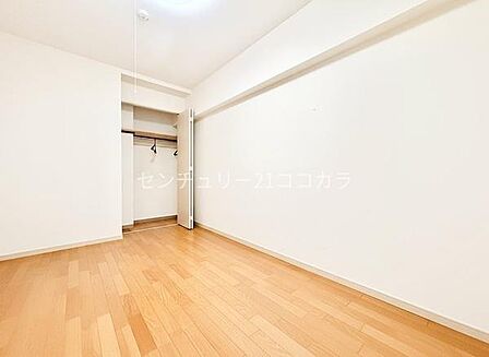 室内の写真はCGで家具を消して空室後のイメージを再現しています。6.4帖の洋室。全居室が6帖以上のゆとりある間取り。白を基調としたお部屋ではお好みのインテリアを自由に楽しめます。