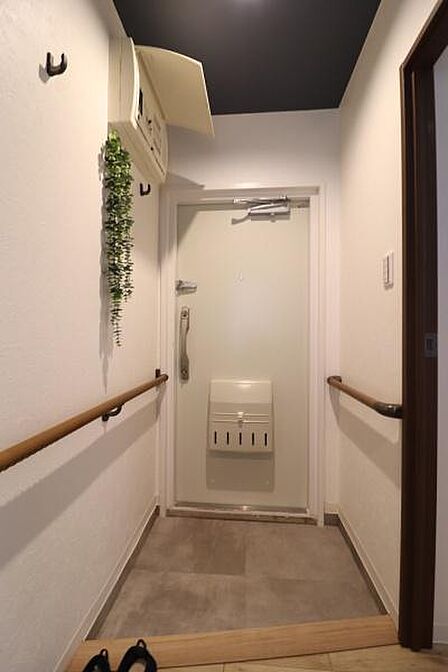 スッキリとしていて、両サイドに手すりがあり安心な作りです。