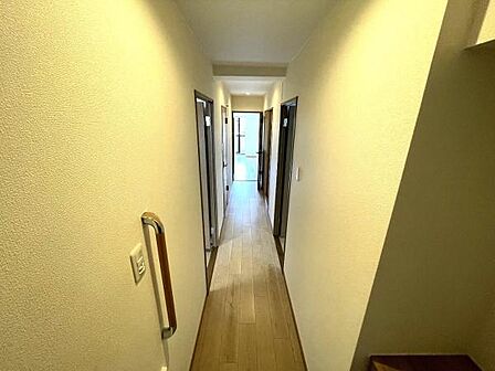 廊下スペース、玄関にはシューズボックス付き