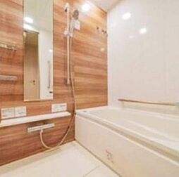 高級感がある広々としたバスルーム。浴槽は手足をゆったりと伸ばすことができるゆとりの広さ。日頃の疲れをゆったりと癒すことができます♪清潔感があり、お手入れのしやすさも◎浴室乾燥機あり