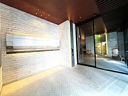 間接照明など高級感ある雰囲気のエントランス。管理体制良好！