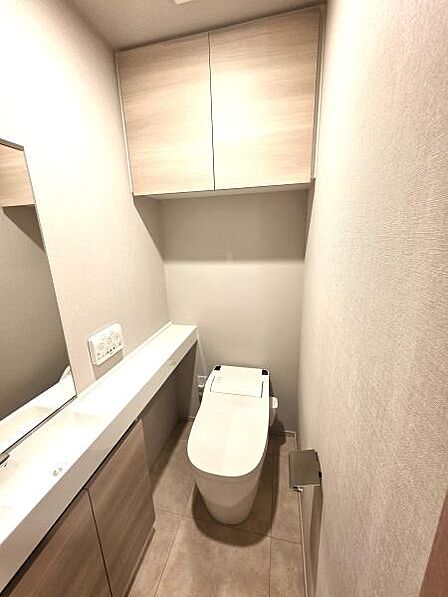 広々として、木目調で温かみあるトイレルーム。スタイリッシュなタンクレストイレで、すっきりと使いやすくお掃除しやすい快適なトイレ空間。温水洗浄便座付!