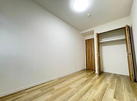 全居室にクローゼット収納付!床面や建具など、木の温かみある内装。