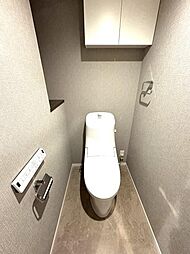 ゆとりある広さのトイレルーム。すっきりと使いやすくお掃除しやすい快適なトイレ空間。収納充実！温水洗浄便座付！