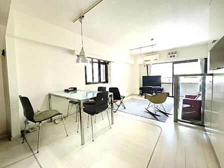 南向きバルコニーに面して日照良好な12帖超のLDK。床・クロス・天井が白で統一されて清潔感があり、家具合わせしやすい内装。出窓付のため、観葉植物を育てたり写真を飾るなどお部屋の雰囲気を演出できます。