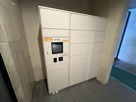 お出掛けの際に受取り便利な宅配ボックス有!