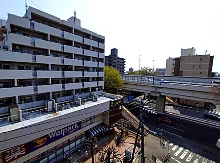 広々としたルーフバルコニーからは開放感ある綺麗な景色が望めます♪