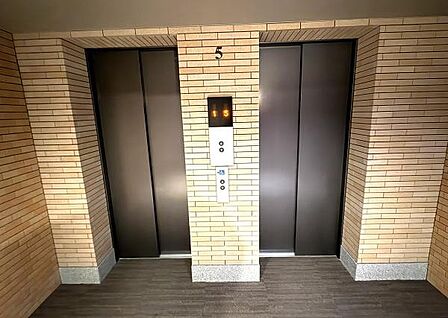 エレベーター2基あり　朝の混み合う時間も移動がスムーズです。