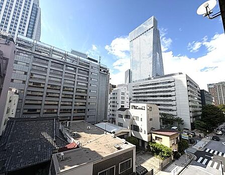 5階部分ならではの、開放感ある一面に広がる空と都心の綺麗な街並みの眺望！