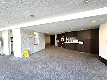 絨毯敷の広々とした綺麗なロビー。
