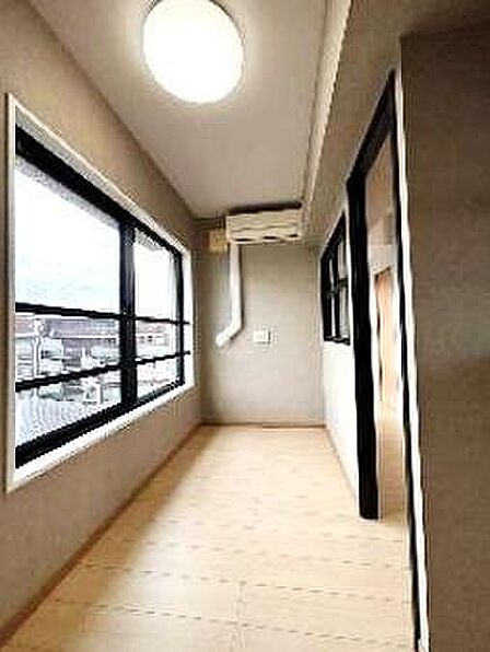 大きな窓でたっぷりの彩光がある約3.1帖の洋室。コンパクトながらも、綺麗な景色を眺めながら快適に過ごすことができ、お気に入りの空間になりそうです♪