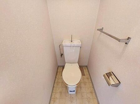 換気と明るさに配慮した、清潔感溢れるトイレです。