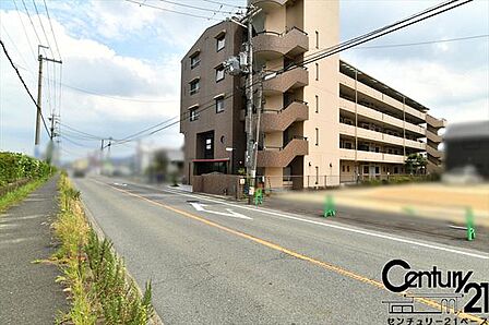 ■現地撮影写真■広々とした前面道路です!