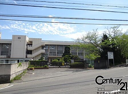上牧町立上牧小学校まで1200m