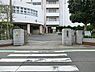 周辺：横浜市立六浦中学校まで1447m、徒歩約19分です。令和5年度よりAIドリルを導入しており、自分に合った課題に自分のペースで取り組むことができます。