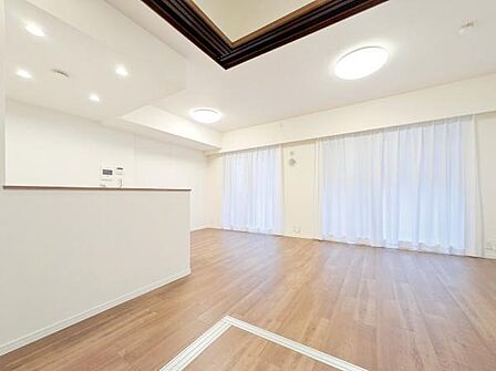 窓からは明るい光が差し込みます！電気をつけなくても明るいです。