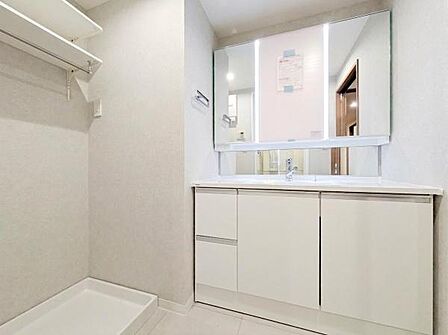 広々とした洗面室には三面鏡付き独立洗面台！