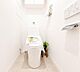 トイレ：清潔感のある内装のすっきりとしたデザインのトイレです。水周りが綺麗だと安心ですね。