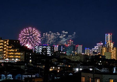 みなとみらいの夜景と花火を一望。特別な時間を演出する魅力の眺望です。