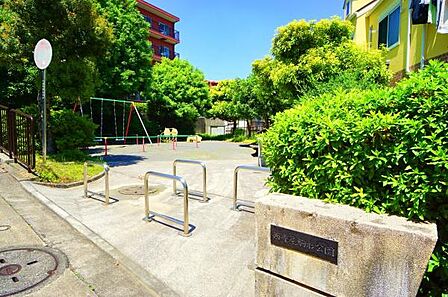 マンション敷地内には公園もございます！ゆったりとした雰囲気で子育て世帯にもおすすめです♪