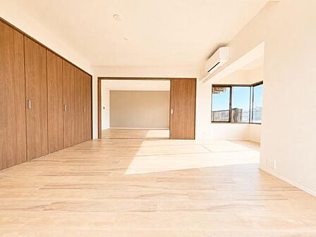 窓が多く明るい洋室です!休日はこちらでおくつろぎ下さい♪
