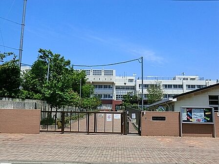 川崎市立古市場小学校まで629m、徒歩約7分です