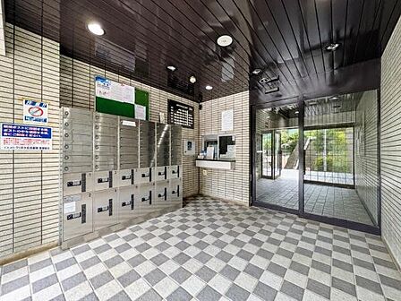エントランスにはオートロックがついており、防犯面も安心！清掃も行き届いています