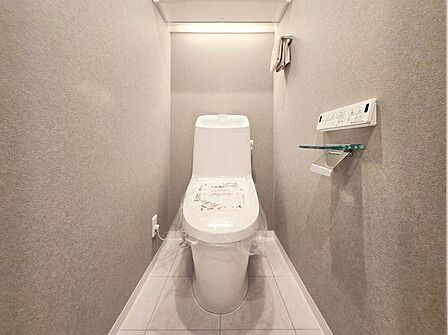 清潔感のある内装のすっきりとしたデザインのトイレです。水周りが綺麗だと安心ですね。