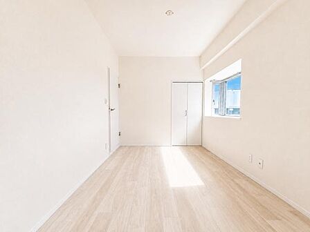 落ち着きのある洋室です！休日はこちらでおくつろぎ下さい♪