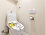 トイレ：清潔感のある内装のすっきりとしたデザインのトイレです。水周りが綺麗だと安心ですね。