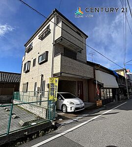 外観：1階に車庫のある3階建てです！