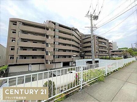 北大阪急行緑地公園駅まで徒歩13分の立地。10階建ての7階部分となっております。お部屋は75.13平米ございます。
