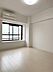 洋室：【洋室】約6帖の過ごしやすい広さの洋室です。クローゼット収納付き。※ＡＩ加工により家具等を消去した写真です。コンセント等の細部設備については一部描写されていない場合があります。