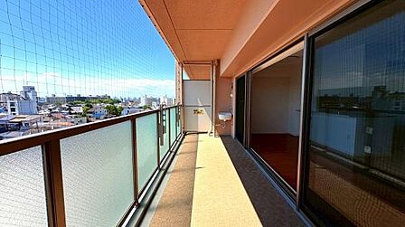 【バルコニー】高層階にて日当たり・通風・眺望良好なバルコニーです。洗濯物が干しやすい広さがあり、バルコニーチェアの配置も可能です!