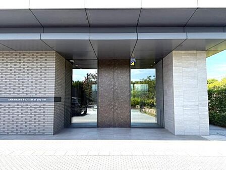 【現地】シックで高級感のある自動ドア式のマンション入り口。防犯面安心のオートロックマンションになります。