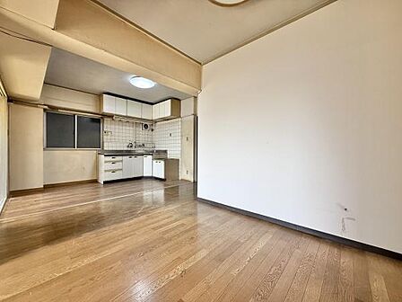 ここにはみんなが集い、食事と楽しい会話が始まる。話に夢中になりすぎて、ついつい時を忘れてしまう。そんな束の間の幸せを感じさせてくれる場所。